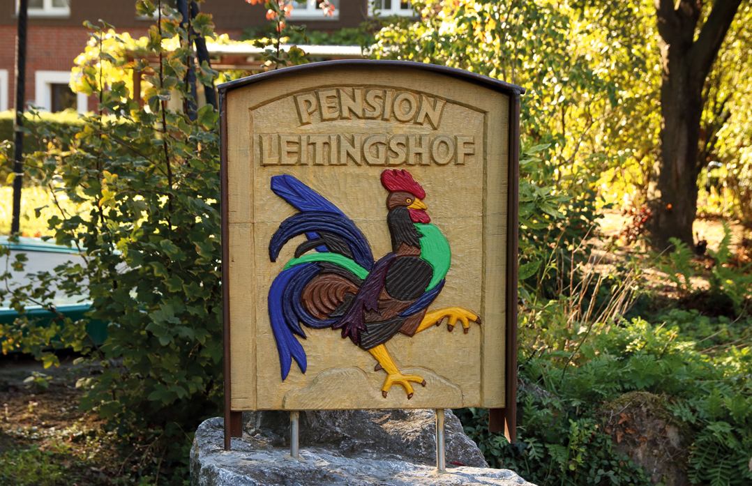 Das geschnitzte Hofschild der Pension Leitingshof