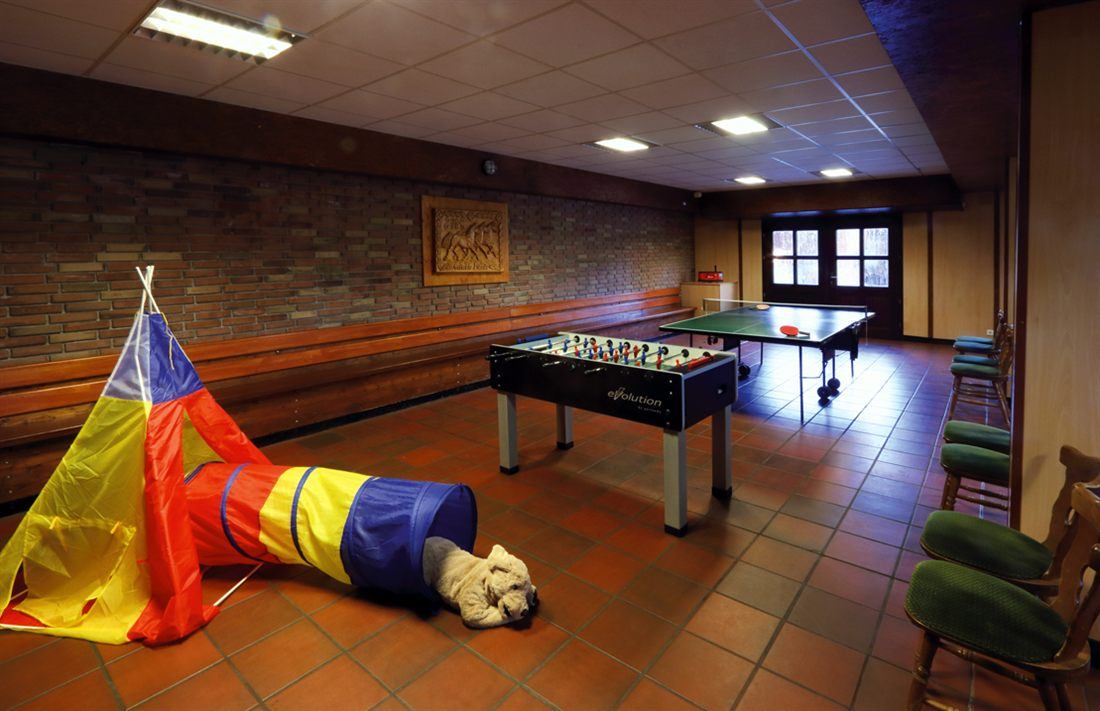 Spielecke in der Tenne mit Tipi-Zelt, Krabbeltunnel, Kicker und Tischtennis
